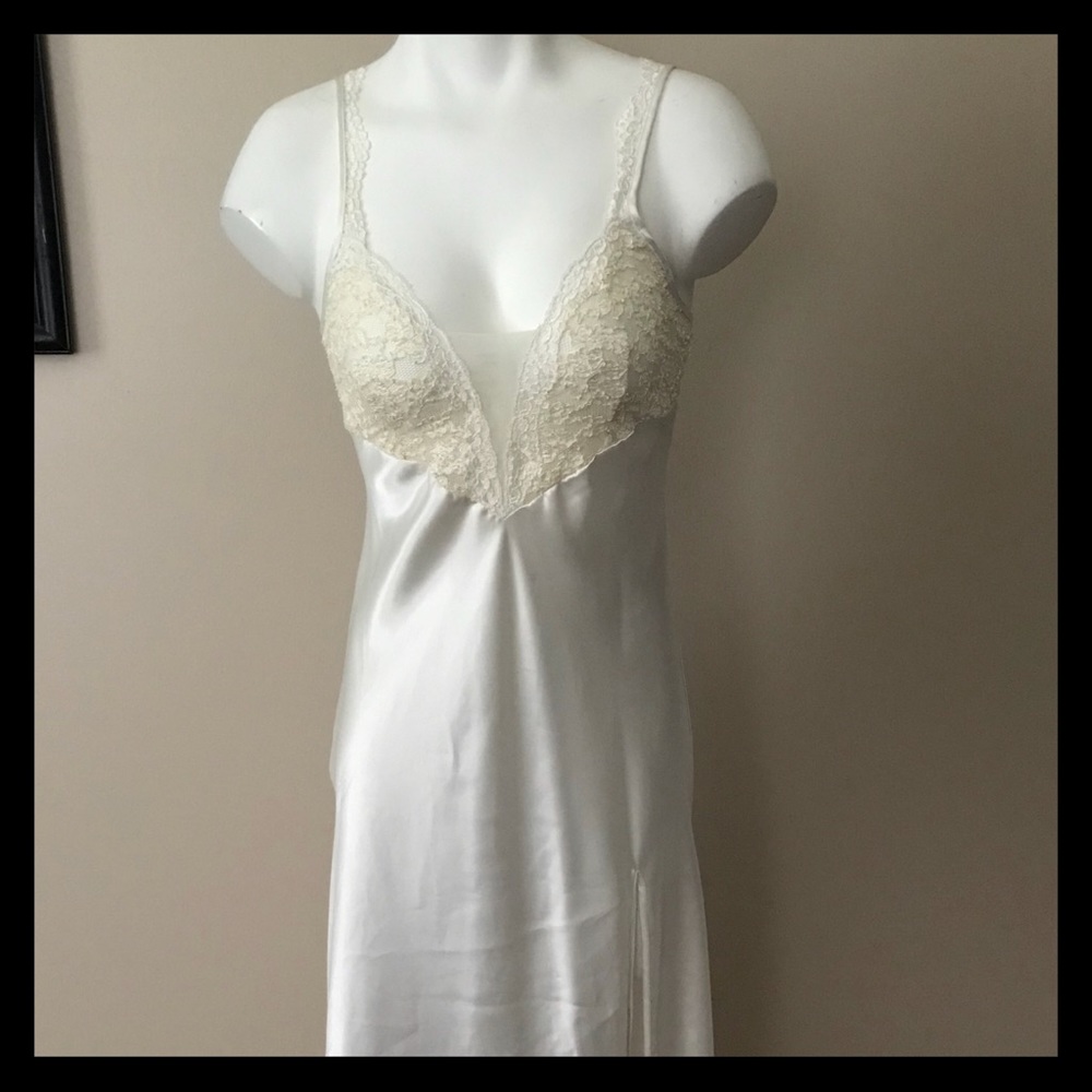 VS Luxurious White Satin & Lace Long Lingerie - Picture 3 of 8